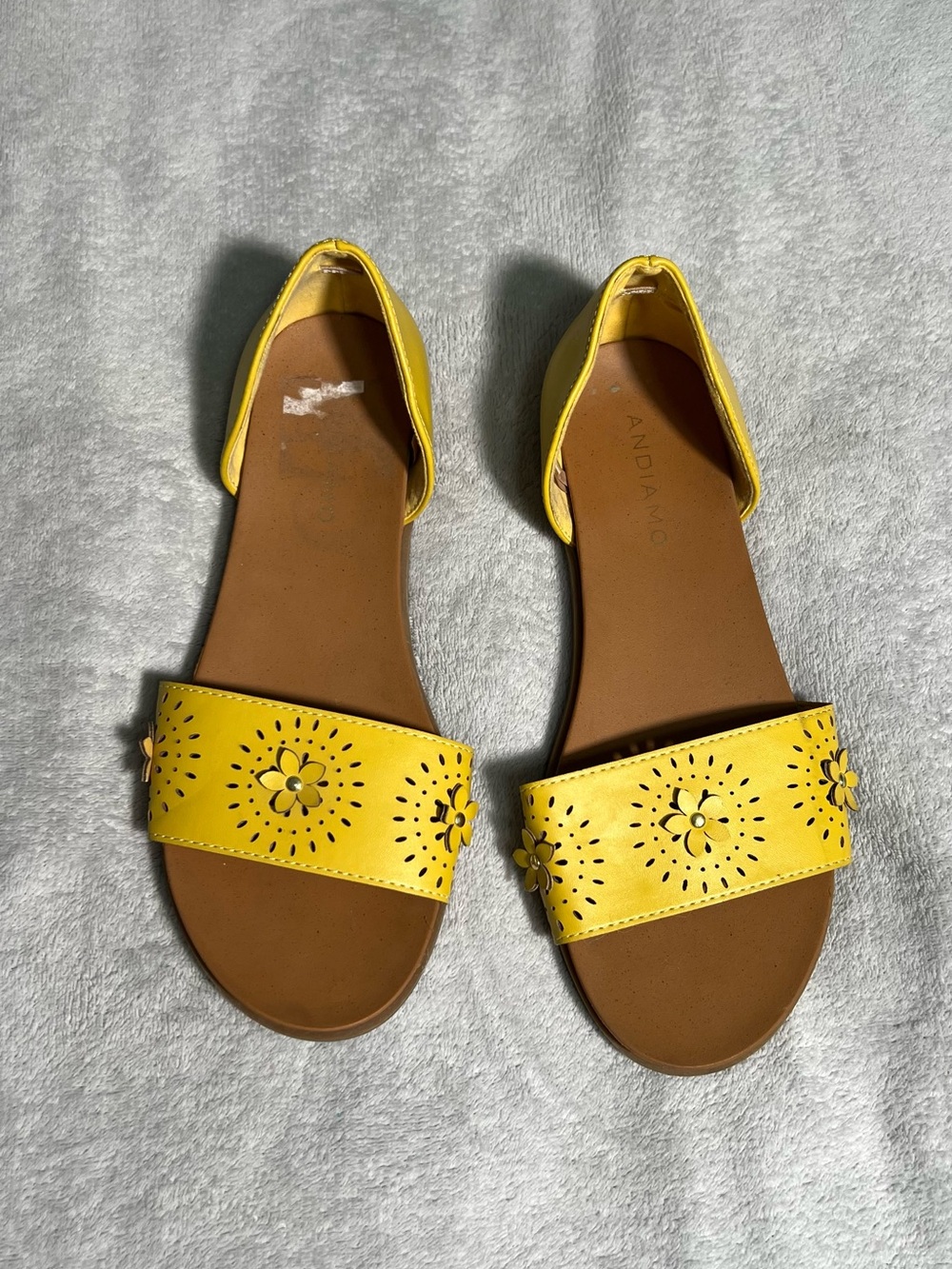 EUC Yellow Floral Cutout Sandals Size 8